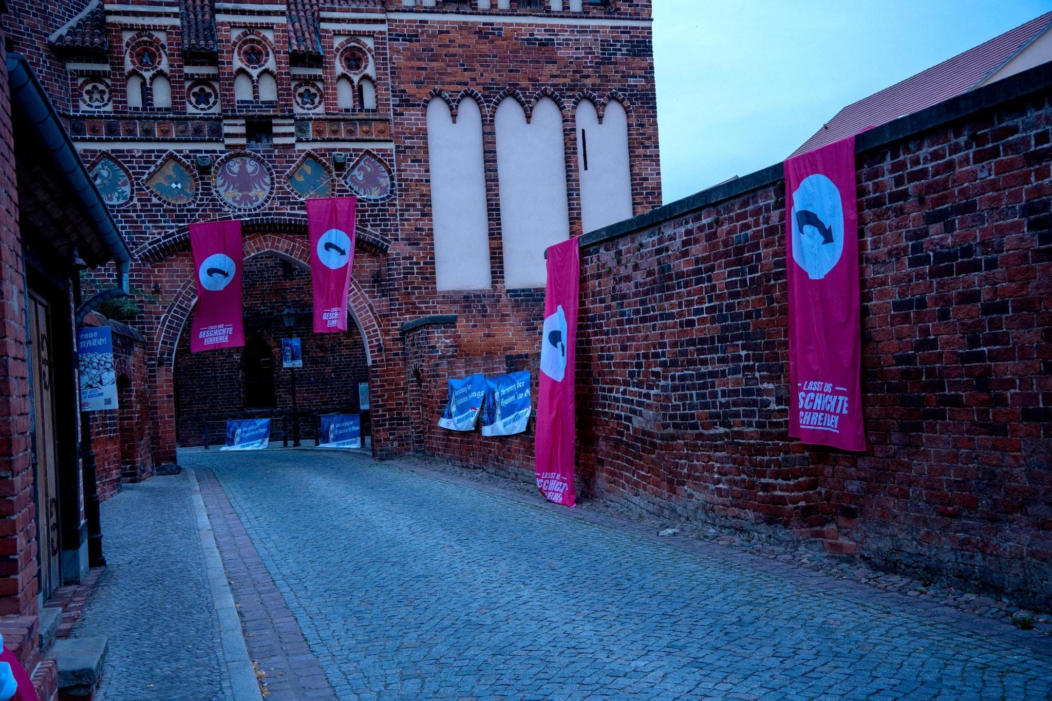 Fahnen am Neustädter Tor in Tangermünde