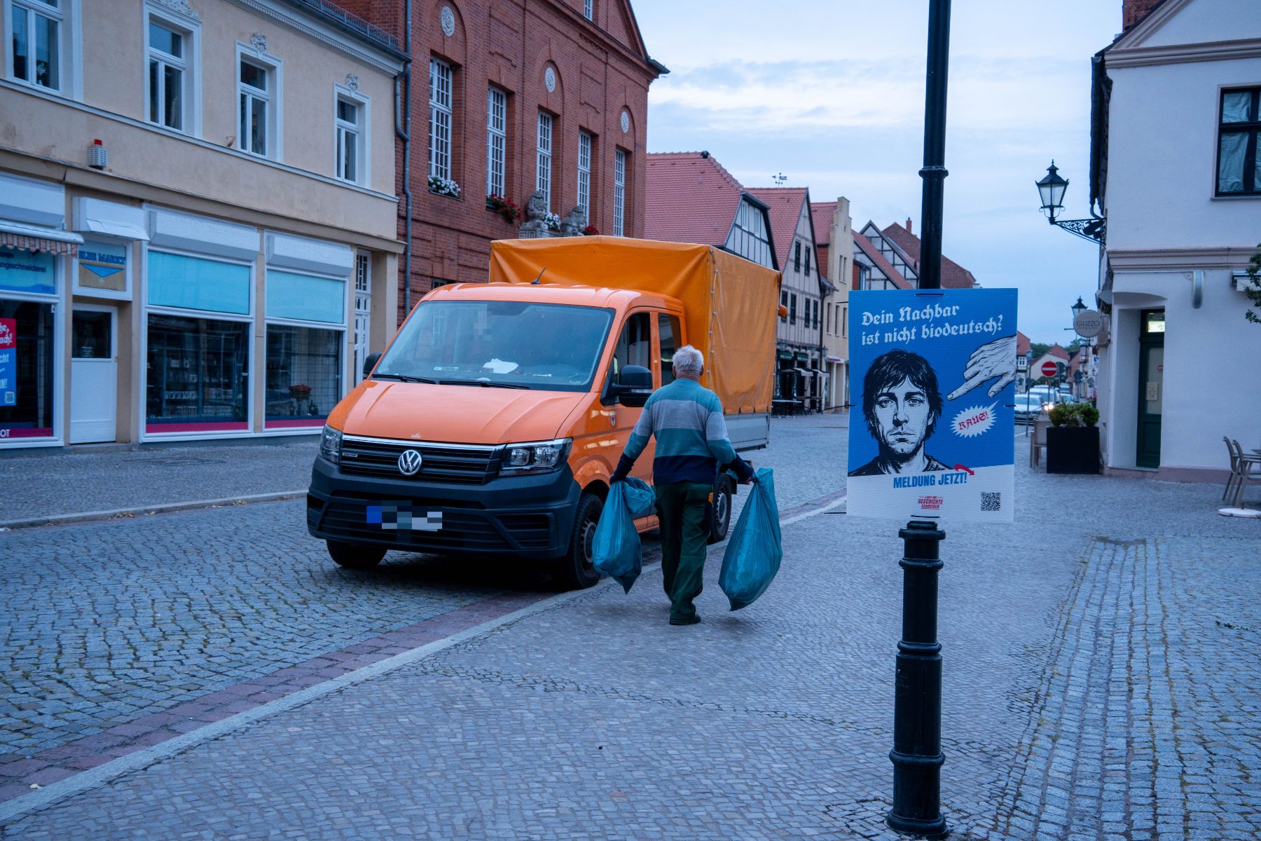 Plakat „Dein Nachbar ist nicht biodeutsch? Meldung jetzt!“ am Marktplatz